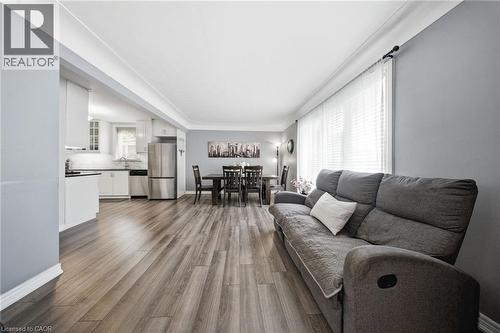 203 West 31St Street, Hamilton, ON - Indoor Photo Showing Living Room