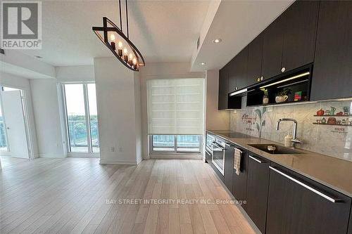 303 - 117 Mcmahon Drive, Toronto, ON - Indoor Photo Showing Kitchen With Upgraded Kitchen