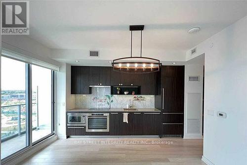 303 - 117 Mcmahon Drive, Toronto, ON - Indoor Photo Showing Kitchen