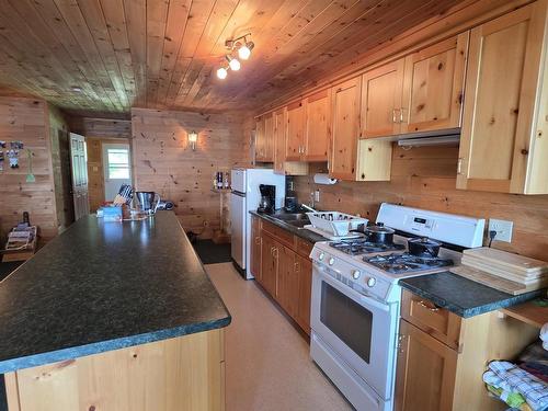 2 Moore Bay, Kenora, ON - Indoor Photo Showing Kitchen