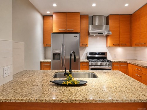 #Cy01-38 Front St, Nanaimo, BC - Indoor Photo Showing Kitchen With Double Sink With Upgraded Kitchen