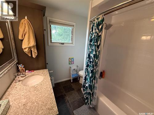 1141 Hartney Avenue, Weyburn, SK - Indoor Photo Showing Bathroom