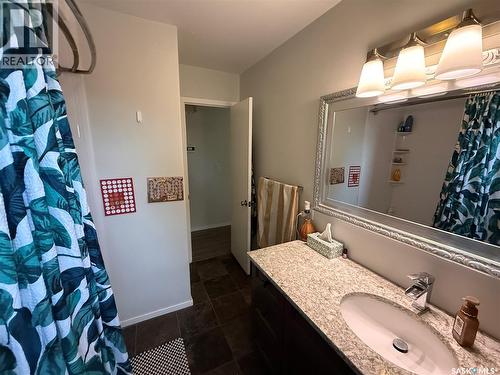 1141 Hartney Avenue, Weyburn, SK - Indoor Photo Showing Bathroom