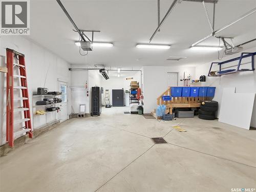 845 Prestwick Drive, Swift Current, SK - Indoor Photo Showing Garage