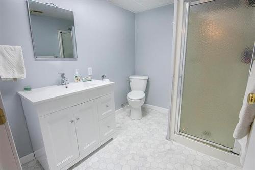 5 Connaught Pl, Pinawa, MB - Indoor Photo Showing Bathroom
