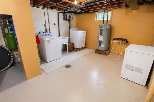 5 Connaught Pl, Pinawa, MB - Indoor Photo Showing Laundry Room