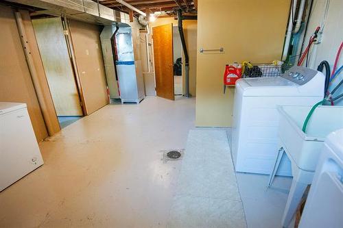 5 Connaught Pl, Pinawa, MB - Indoor Photo Showing Laundry Room