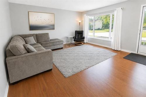 5 Connaught Pl, Pinawa, MB - Indoor Photo Showing Living Room