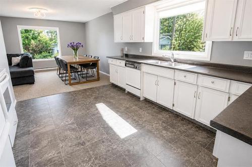 5 Connaught Pl, Pinawa, MB - Indoor Photo Showing Kitchen