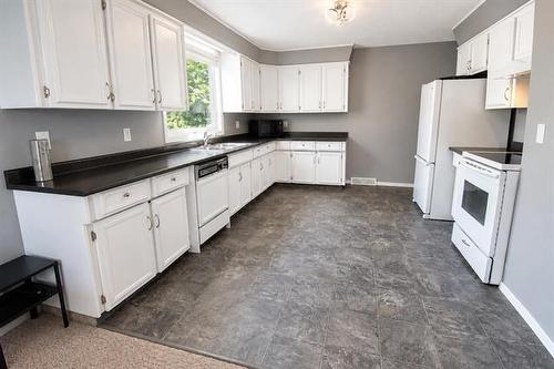 5 Connaught Pl, Pinawa, MB - Indoor Photo Showing Kitchen