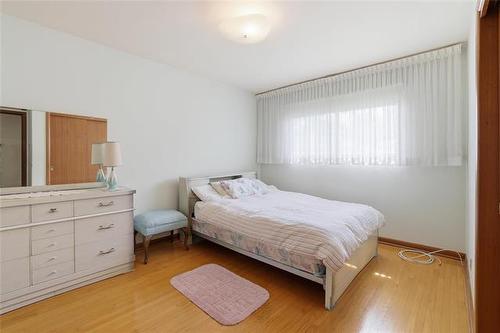 30 Woodcrest Dr, Winnipeg, MB - Indoor Photo Showing Bedroom