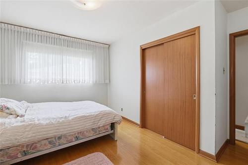 30 Woodcrest Dr, Winnipeg, MB - Indoor Photo Showing Bedroom
