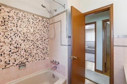 30 Woodcrest Dr, Winnipeg, MB - Indoor Photo Showing Bathroom