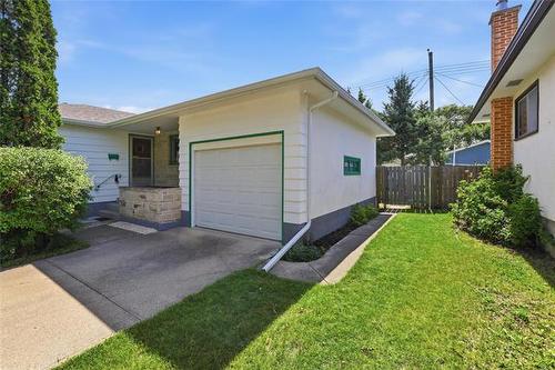 30 Woodcrest Dr, Winnipeg, MB - Outdoor