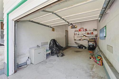30 Woodcrest Dr, Winnipeg, MB - Indoor Photo Showing Garage