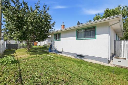 30 Woodcrest Dr, Winnipeg, MB - Outdoor With Exterior