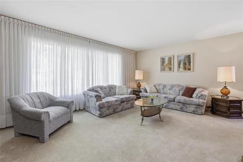 30 Woodcrest Dr, Winnipeg, MB - Indoor Photo Showing Living Room
