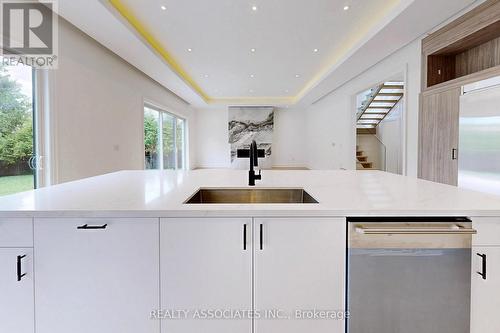 32 Cossar Avenue, Aurora, ON - Indoor Photo Showing Kitchen
