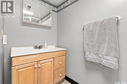 448 Robinson Street, Regina, SK - Indoor Photo Showing Bathroom