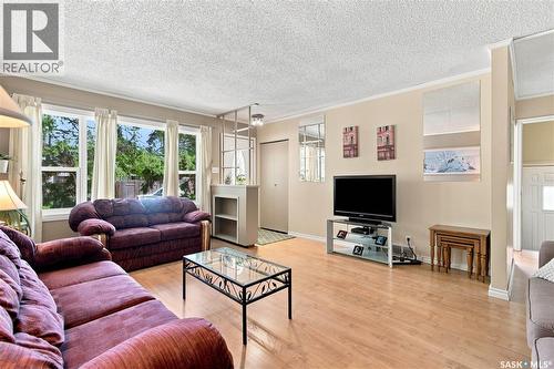 448 Robinson Street, Regina, SK - Indoor Photo Showing Living Room