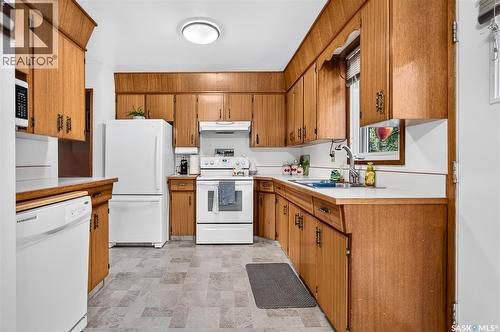 919 Holdsworth Crescent, Moose Jaw, SK - Indoor Photo Showing Kitchen