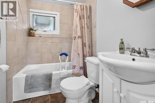 919 Holdsworth Crescent, Moose Jaw, SK - Indoor Photo Showing Bathroom