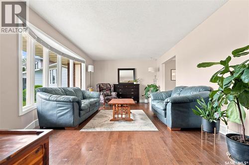 242 Auld Crescent, Saskatoon, SK - Indoor Photo Showing Living Room