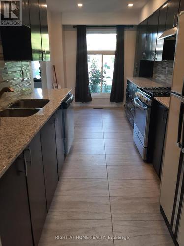 39 Hockley Path, Brampton, ON - Indoor Photo Showing Kitchen With Double Sink With Upgraded Kitchen