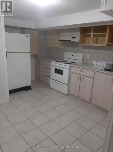 39 Hockley Path, Brampton, ON - Indoor Photo Showing Kitchen
