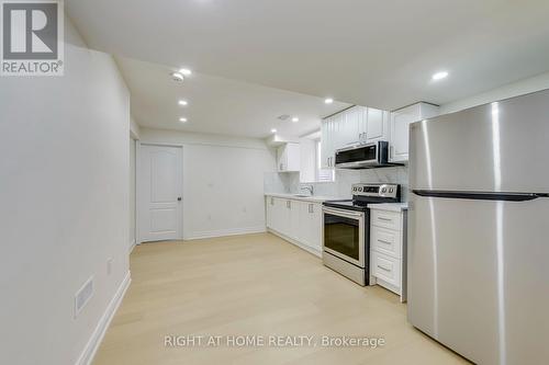 40 Stillwater Crescent, Hamilton, ON - Indoor Photo Showing Kitchen