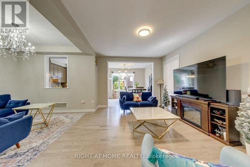 40 Stillwater Crescent, Hamilton, ON - Indoor Photo Showing Living Room