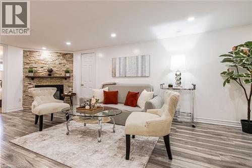 2105 Maplewood Drive, Burlington, ON - Indoor Photo Showing Living Room
