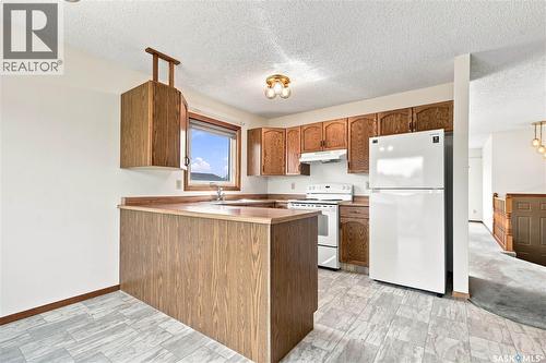 202 Stacey Court, Saskatoon, SK - Indoor Photo Showing Kitchen