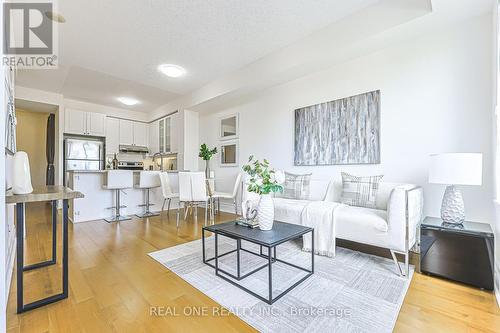 214 - 111 Upper Duke Crescent, Markham, ON - Indoor Photo Showing Living Room
