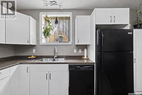 1114 Hargreaves Way, Saskatoon, SK - Indoor Photo Showing Kitchen With Double Sink
