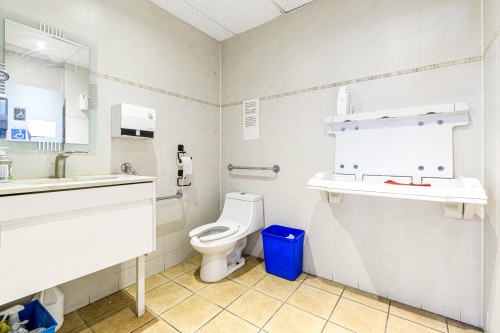 Restaurant - 160 Rue Ste-Anne, Sainte-Anne-De-Bellevue, QC - Indoor Photo Showing Bathroom