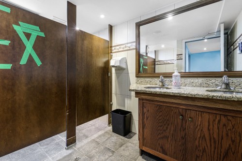 Restaurant - 160 Rue Ste-Anne, Sainte-Anne-De-Bellevue, QC - Indoor Photo Showing Bathroom