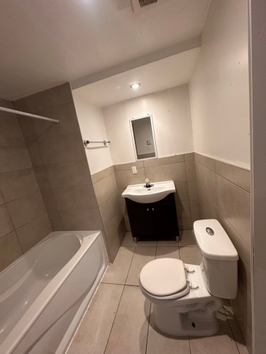 Salle de bains - A-5947 Rue Landry, Montréal (Mercier/Hochelaga-Maisonneuve), QC - Indoor Photo Showing Bathroom
