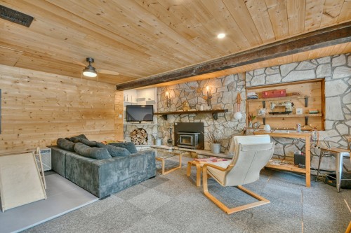 Family Room - 1934 Ch. Du Lac-Des-Trois-Frères, Saint-Adolphe-D'Howard, QC - Indoor Photo Showing Other Room With Fireplace