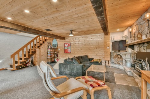 Family Room - 1934 Ch. Du Lac-Des-Trois-Frères, Saint-Adolphe-D'Howard, QC - Indoor With Fireplace