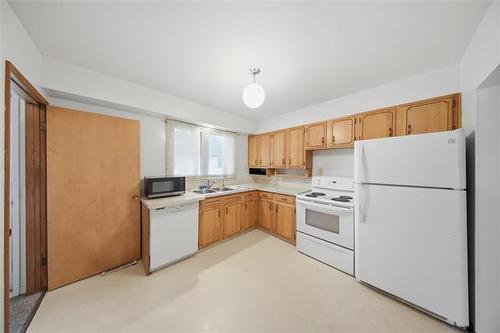75 Tamworth Bay, Winnipeg, MB - Indoor Photo Showing Kitchen With Double Sink