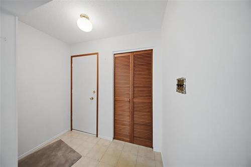 75 Tamworth Bay, Winnipeg, MB - Indoor Photo Showing Other Room