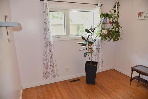 403 Speers Rd, Winnipeg, MB - Indoor Photo Showing Other Room