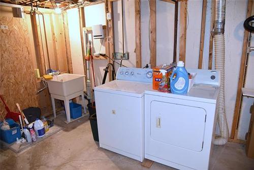 403 Speers Rd, Winnipeg, MB - Indoor Photo Showing Laundry Room