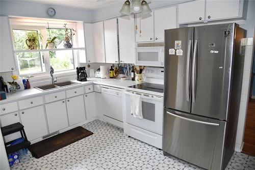 403 Speers Rd, Winnipeg, MB - Indoor Photo Showing Kitchen With Double Sink
