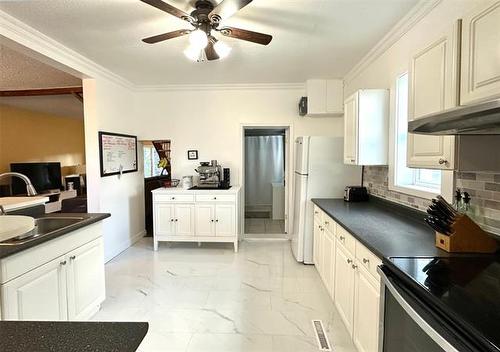 127 Lansdowne Ave, Winnipeg, MB - Indoor Photo Showing Kitchen