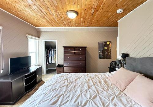 127 Lansdowne Ave, Winnipeg, MB - Indoor Photo Showing Bedroom