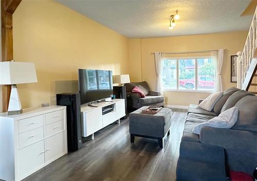 127 Lansdowne Ave, Winnipeg, MB - Indoor Photo Showing Living Room
