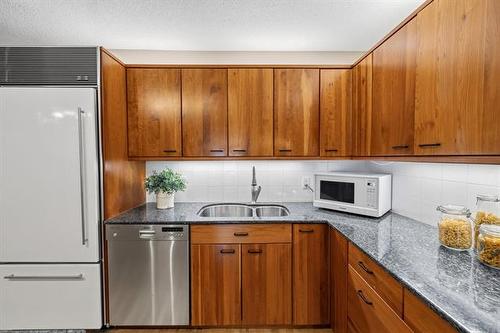 6 Mayfield Cr, Winnipeg, MB - Indoor Photo Showing Kitchen With Double Sink