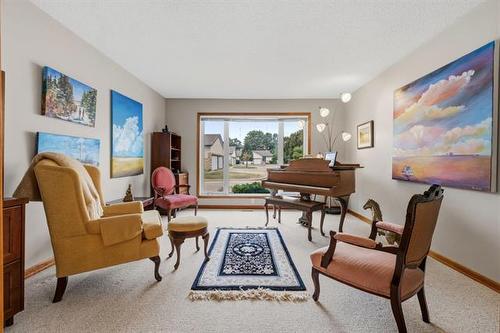 6 Mayfield Cr, Winnipeg, MB - Indoor Photo Showing Living Room